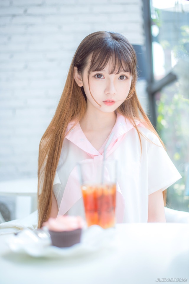 我可以假装不知道一直微笑扮演你的配角。