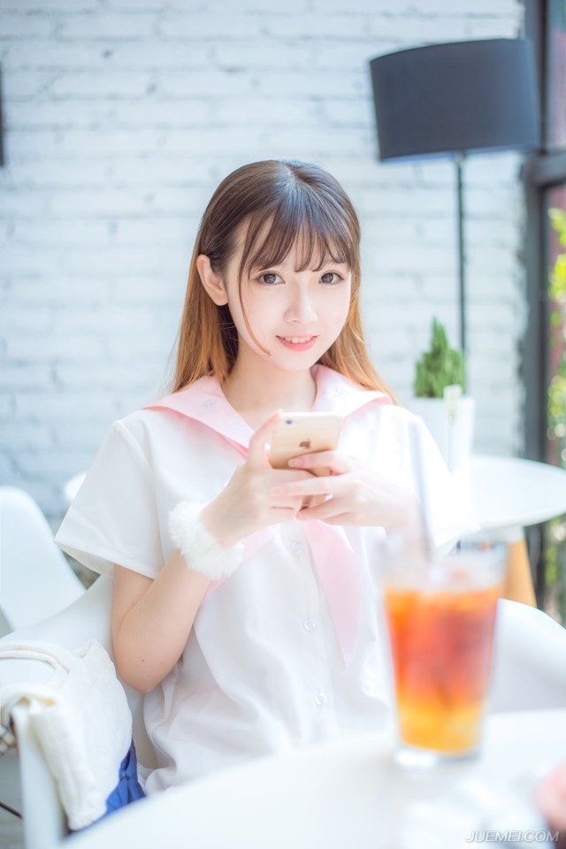 爱情如果不落到穿衣吃饭睡觉数钱这些实实在在的生活中去，是不会长久的。真正的爱情，就是不紧张，就是可以在他面前无所顾忌地打嗝放屁挖耳朵流鼻涕；真正爱你的人，就是那个你可以不洗脸不梳头不化妆见到的那个人。